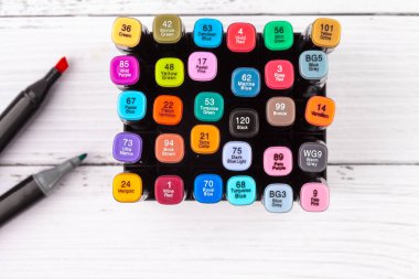 Alkol bazlı çift taraflı çizim işaretleri boyama için ayarlandı. İşaretleyicinin rengi, işaretleyici numarasının yanı sıra kapağın üzerinde görüntülenir.