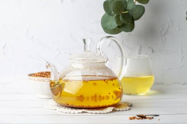 Japon çayı şeffaf bir çaydanlıkta karabuğday (soba) çayı