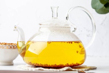 Şeffaf çaydanlıkta çay. Mesaj için yer. Karabuğday çayı ve granüller.