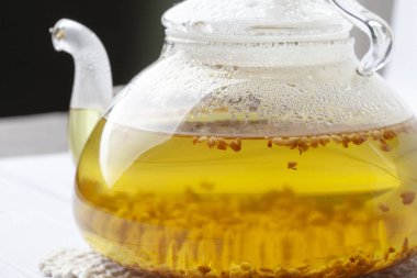 Güzel bir çaydanlıkta karabuğday çayı, Ku Qiao çayı ya da köpek çayının başka bir adı bize doğudan geldi. Tatar ya da kara karabuğday adı verilen bir bitkiden elde edilir..