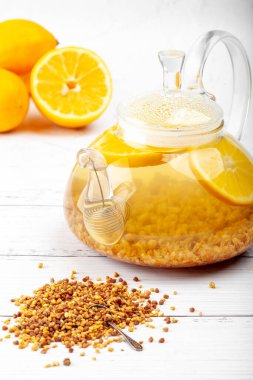 Japon çayı şeffaf bir çaydanlıkta karabuğday (soba) çayı