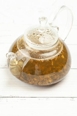 Masada cam çaydanlık var. Çaydanlık