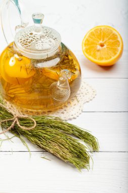 Şeffaf camdan bir çaydanlıkta demlenmiş at kuyruğu.