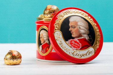 KYIV, UKRAINE - 29 Ocak 2022: Mozartkugel, Wolfgang Amadeus Mozart 'ın 1890' da Salzburg 'lu şekerci Paul Furst tarafından öldürülmesinden 100 yıl sonra icat edilen badem ezmesiyle dolu geleneksel yuvarlak çikolatalardır..