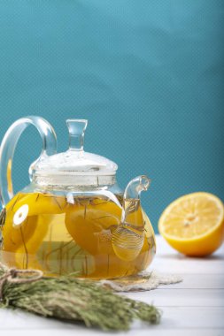 At kuyruklu cam çaydanlık. parlak mavi bir arkaplanda.