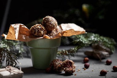 Ev yapımı çikolata ve karamelli trüf.