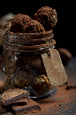 Çiğ çikolatalı trüf ve tatlı patates ve doğranmış fındık.