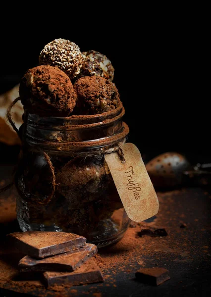 Surowe Trufle Czekoladowe Słodkim Ziemniakiem Siekanymi Orzechami Laskowymi — Zdjęcie stockowe