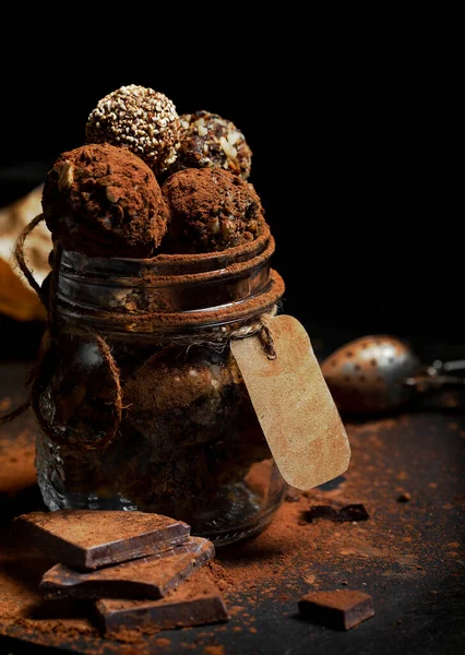 Surowe Trufle Czekoladowe Słodkim Ziemniakiem Siekanymi Orzechami Laskowymi — Zdjęcie stockowe