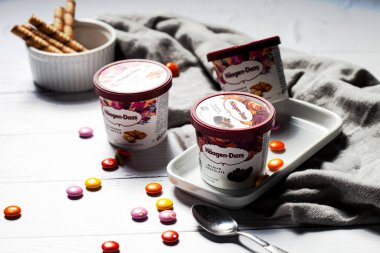 KYIV, UKRAINE - Şubat 06, 2022: kovalarda HAAGEN-DAZS vanilyalı dondurma. Çeşit çeşit, çikolata, macadamia ve karamel.