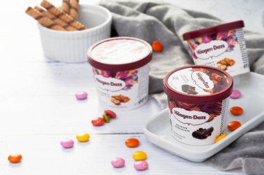 KYIV, UKRAINE - Şubat 06, 2022: kovalarda HAAGEN-DAZS vanilyalı dondurma. Çeşit çeşit, çikolata, macadamia ve karamel.