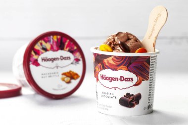 KYIV, UKRAINE - 08 Şubat 2022: Tahta çubuklu kovada renkli şekerli çikolatalı dondurma. Dondurma Haagen-Dazs Belçika çikolatası