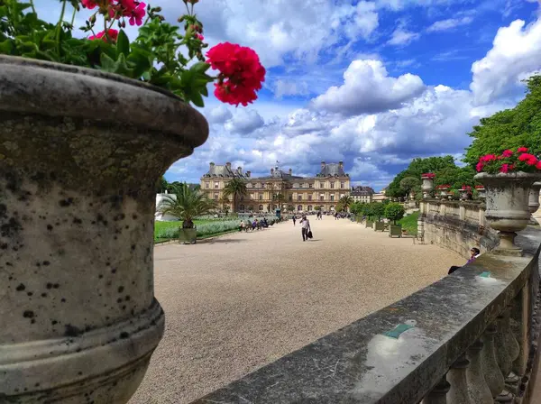 Κήποι Του Λουξεμβούργου Και Παλάτι Αυξομειούμενα Σύννεφα Στο Παρίσι Γαλλία — Φωτογραφία Αρχείου