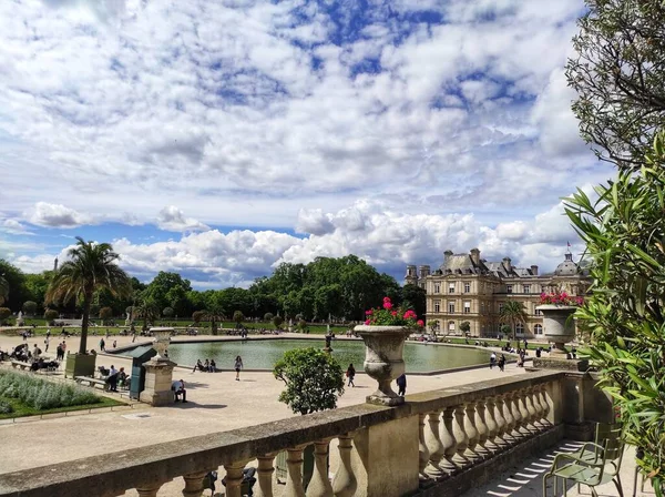 Κήποι Του Λουξεμβούργου Και Παλάτι Αυξομειούμενα Σύννεφα Στο Παρίσι Γαλλία — Φωτογραφία Αρχείου