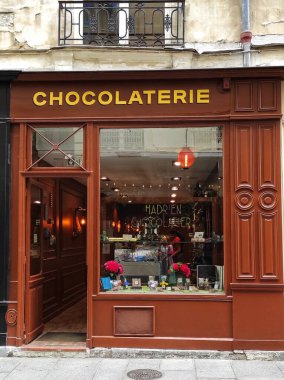 Paris, Fransa - 12 Haziran 2022: Paris 'te güzel bir restoranın cephesi