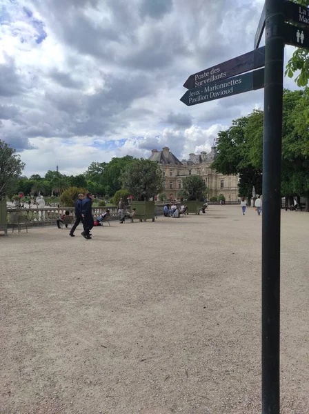 フランス 2022年 パリの中心部にある美しい家 パリの建築 リュクサンブール庭園は パリの有名なランドマークであるパリの中心部にある宮殿と公園のアンサンブルです — ストック写真