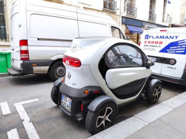 PARIS, FRANCE - 12 Haziran 2022 Renault Twizy küçük şehir arabası