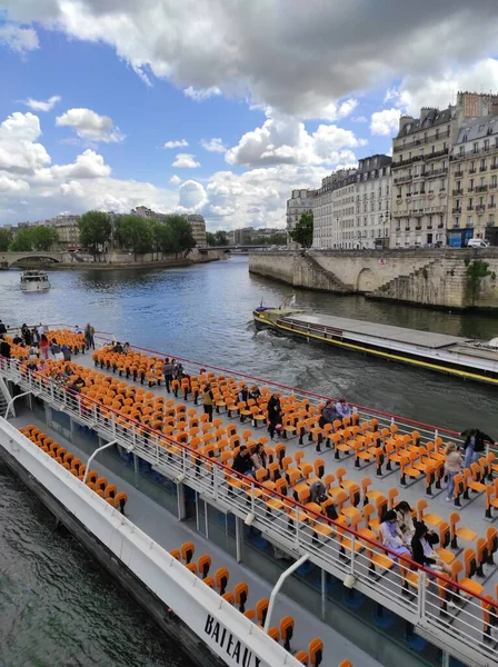 Παρίσι Γαλλία Μαΐου 2022 Πλοίο Αναψυχής Τουρίστες Στον Σηκουάνα — Φωτογραφία Αρχείου