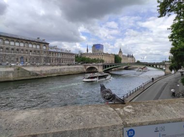 PARIS, FRANCE - 12 Haziran 2022: Paris, Fransa 'da güzel bir cadde