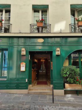 PARIS, FRANCE - 12 Haziran 2022: Paris, Fransa 'da güzel bir cadde
