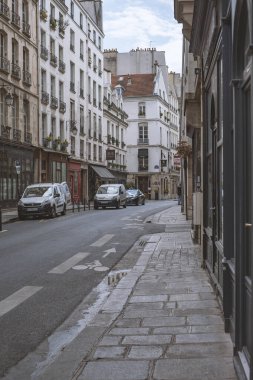 Paris, Fransa - Mayıs 2022: Paris 'te güzel bir cadde