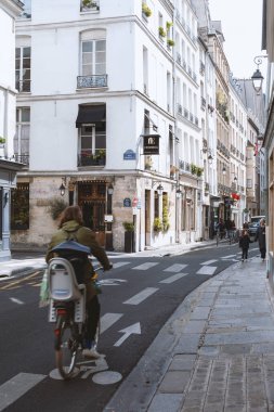 Paris, Fransa - Mayıs 2022: Paris 'te güzel bir cadde