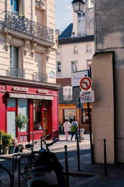 Paris, Fransa - Mayıs 2022: Paris 'in güzel evleri ve sokakları