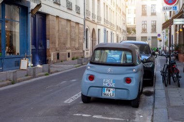 Paris, Fransa - 3 Mayıs 2022: Paris sokaklarında Citroen ami elektro