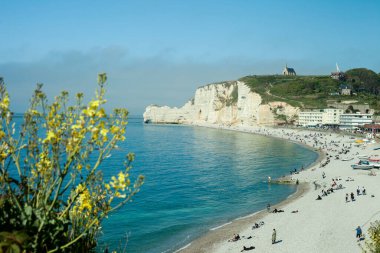 Güneş doğarken Atlantik Okyanusu ve gelgit kıyıları ile çarpıcı manzara, Etretat, Normandiya, Fransa, Avrupa