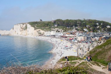 Güneş doğarken Atlantik Okyanusu ve gelgit kıyıları ile çarpıcı manzara, Etretat, Normandiya, Fransa, Avrupa