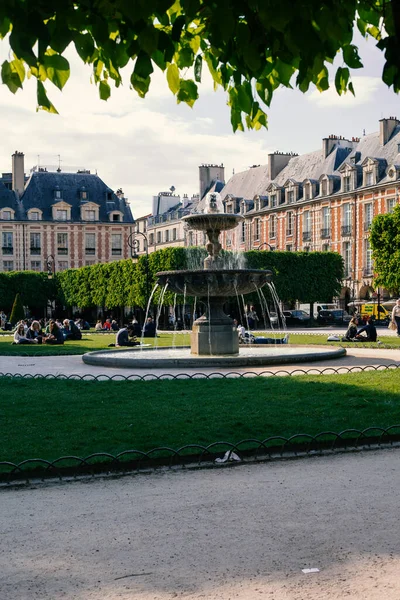 París Francia Junio 2022 Place Des Vosges Una Antigua Plaza — Foto de Stock