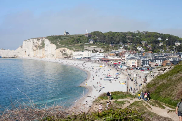 Güneş doğarken Atlantik Okyanusu ve gelgit kıyıları ile çarpıcı manzara, Etretat, Normandiya, Fransa, Avrupa