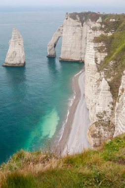 Güneşli bir yaz gününde, Falaise d 'Aval' ın doğal kemeriyle yükselen tebeşir uçurumunun manzarası, Fransa 'nın kuzeybatısında Normandiya.