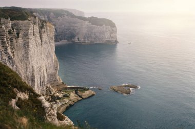 Güneşli bir yaz gününde, Falaise d 'Aval' ın doğal kemeriyle yükselen tebeşir uçurumunun manzarası, Fransa 'nın kuzeybatısında Normandiya.