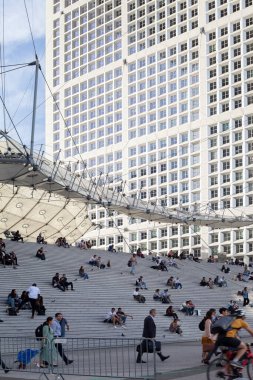 PARIS, FRANCE - 12 Haziran 2022: Dfense Bölgesi Mimarisinde büyük kemer