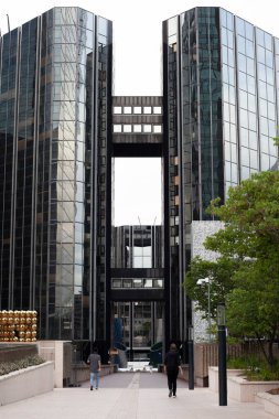 Paris, Fransa - 01 juin 2022: quartier des affaires de la Dfense au coucher du soleil. Gratte-ciel de verre