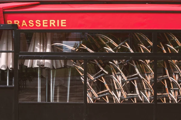 Paris Frankrike Uteservering Ett Traditionellt Parisiskt Café — Stockfoto