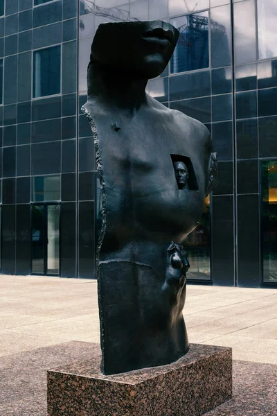 2022年6月12日 身体雕塑的地点是莱昂纳多 德尔菲诺的作品 这是法国 的一件艺术品 — 图库照片