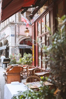 Lyon, Fransa - 10 Haziran 2022: Eski tarihsel Lyon 'da Saint-Jean bölgesinde açık terası olan bir restoran.