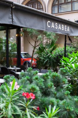 Lyon, Fransa - 10 Haziran 2022 Mini Cooper arabası sokağa park edildi