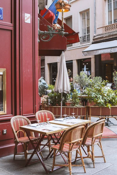 法国里昂 2022年6月10日 古老历史里昂圣约翰区街上一家舒适餐厅的餐桌 — 图库照片
