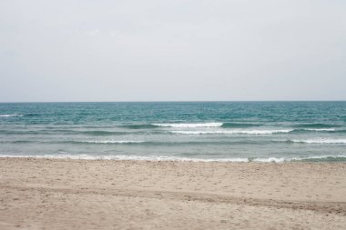 Akdeniz ve kumlu sahil. Yaz tatili