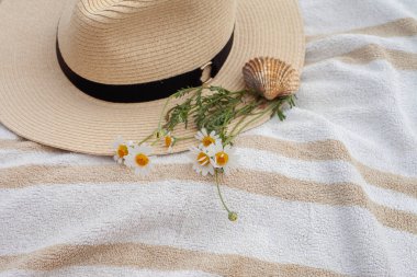 Plajdaki kumsalda kadın hasır plaj şapkası, arka planda mavi deniz ve mavi gökyüzü, metin için kopyalama alanı. Güzel güneşli bir gün. tatil, yaz konsepti