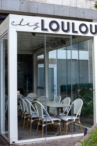 2022年6月12日 在Covid 19珊瑚爆发期间 巴黎封闭餐馆和咖啡馆里的桌子和椅子堆积如山 隔离和社会疏离概念 — 图库照片