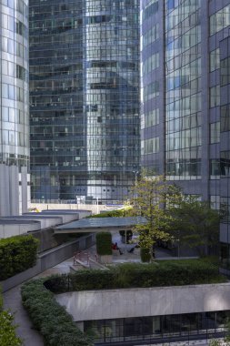 PARIS, 14 Haziran 2022, La Defense, iş bölgesi. La Defense Fransa 'daki en büyük iş alanıdır ve çoğu şirketin bölgede ofisleri vardır..