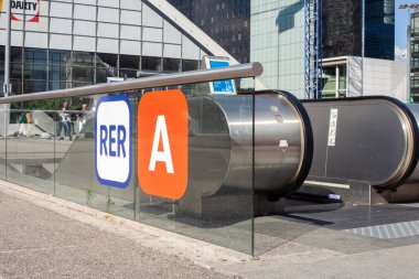 PARIS, FRANCE - 12 Haziran 2022: A hattı Paris ve le-de-France bölgesi arasında bir banliyö bağlantısıdır.