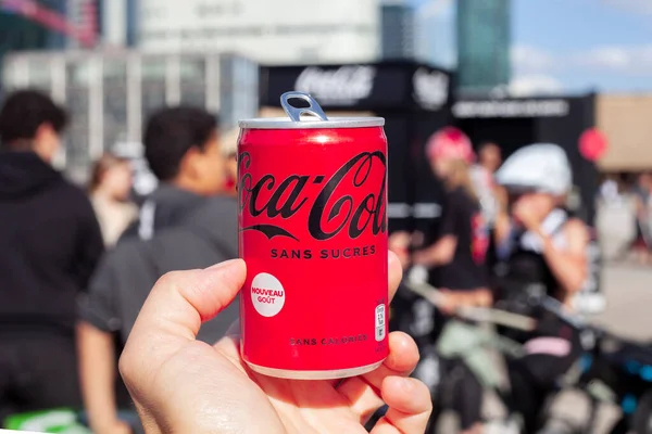 フランス 砂糖なしでコカ コーラの150ミリリットル缶 パリの路上で新しい形式のプレゼンテーション — ストック写真