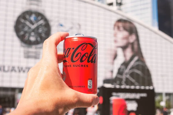 París Francia Lata Coca Cola 150 Sin Azúcar Mano Fondo —  Fotos de Stock