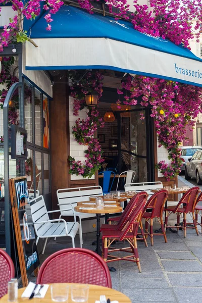 Párizs Franciaország Június 2022 Kávézók Éttermek Terasszal Utcán Párizsban Nyáron — Stock Fotó