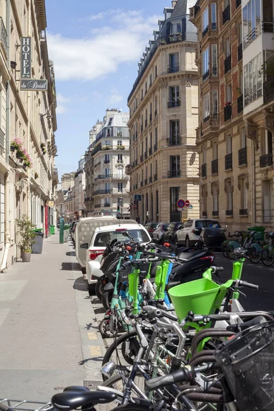 2022年6月14日 パリの住宅 古いパリの建築 美しいファサード 晴れた日に典型的なフランスの家 都市生活 ライフスタイルと高価な不動産の概念 — ストック写真